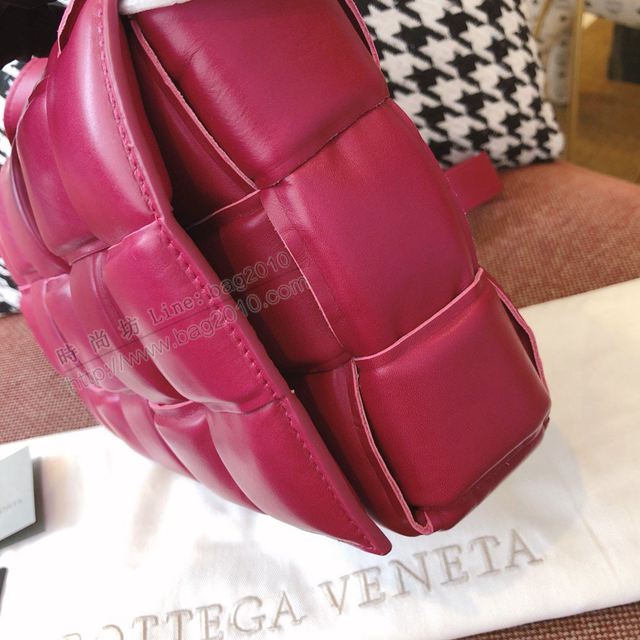 Bottega Veneta女包 寶緹嘉19新款 CASSETTE枕頭包 編織斜跨女包 原單胎牛皮 BV單肩女包 紫紅色  gxz1083